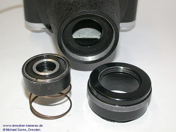 federnd gelagerter Standardanschluss (ge�ffnet) zur flexiblen Montage der Kamera am Mikroskopokular mittels des ALDO-Stativs