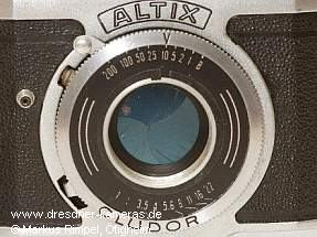Altix III - Kamera mit �funktionslosen� Blendenangaben auf der Verschlussabdeckung (Version mit Cludor-Verschluss und genormter Blitzbuchse)