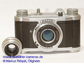 Altix III - Kamera mit �funktionslosen� Blendenangaben auf der Verschlussabdeckung (Version mit Cludor-Verschluss und genormter Blitzbuchse)