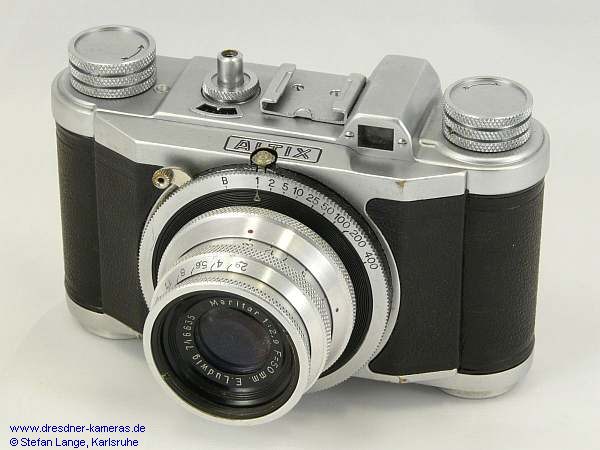 Altix IIIA mit zerschnittenem Altix-Schriftzug (bedingt durch den Freigabeknopf des Compur-Rapid-Verschlusses), das Meritar hat 2 rote Punkte als Markierung f�r die Fokussierung.