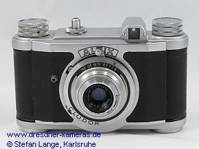 Synchronbuchse an der �blichen Stelle und Spannhebel nach rechts ger�ckt, breite �ffnung f�r die Schraube zur Befestigung des Kontaktblechs, Verschluss gespannt