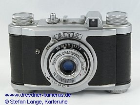 Synchronbuchse nach oben und Spannhebel nach rechts ger�ckt, Verschluss entspannt