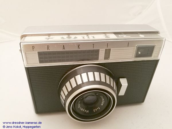 Prakti I (Servicevariante?) - hierbei k�nnte es sich um urspr�ngliche Prakti-Kameras handeln, die bei einer Reparatur zur Unterscheidung auf die Prakti I-Frontplatte umger�stet worden sind. Die Kameras vor der Prakti II sind offenbar serienm��ig nur als Prakti gelabelt worden.