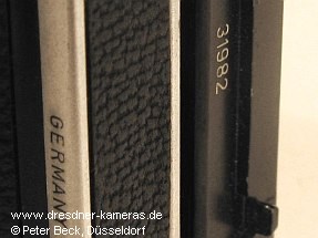 Contax-S mit Seriennummer 31982 im Geh�use am R�ckwandanschlag