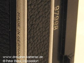 Pentacon mit Seriennummer 97998 im Geh�use am R�ckwandanschlag