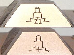 Pentacon (D)-Kameras mit unterschiedlichen Gravuren des Ernemann-Turms: oben die fr�he Version mit ZI (auch Pentacon ZI genannt), unten die sp�te Version ohne ZI-Gravur