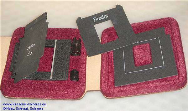 Einzelteile des seltenen Flexini-Einsatzes: 24x36 Einlege-Filmb�hne, Verl�ngerungsachsen f�r Kleinbild-Patrone, Maske f�r Lichtschacht-Mattscheibe und f�r Sportsucher