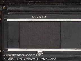 diese Kamera ist mit einer besonderen Seriennummerngravur versehen, bei der das �bliche vorangestellte gerahmte VX unter die untere Filmgleitbahn graviert wurde.