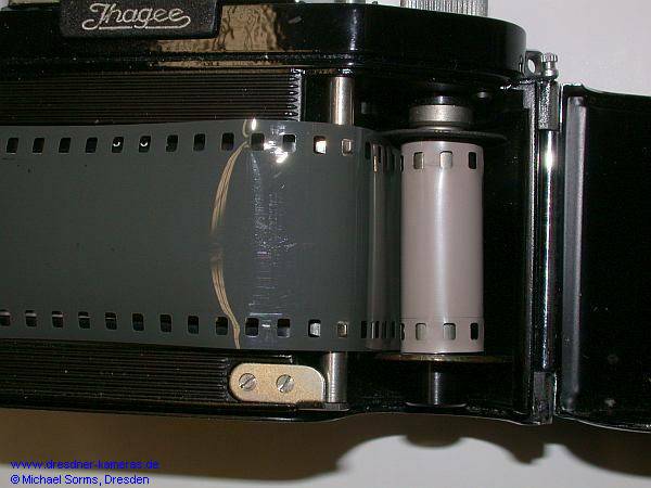 Einbaulage der Spule und des Films in Exa (0)-Kameras (Schichtseite wickelt nach au�en)