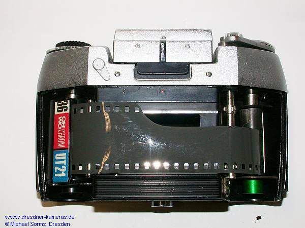 Einbaulage der Spule und des Films in Exa I/Ia/1b/1c/II/IIa/IIb/500-Kameras (Schichtseite wickelt nach innen)