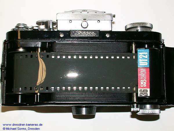 Im Gegensatz zur Exa (0) wickelt die Exakta Varex VX mit der schwarzen Spule die Schichtseite nach innen.