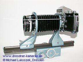 Exakta Varex IIa mit Tessar 2,8/50�mm am Ihagee-Balgennaheinstellger�t mit Ausl�sebr�cke