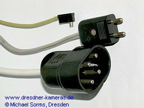 Anschl�sse der Ihagee Ringblitzleuchte RB1: oben Blitzanschlussstecker Kamera, Mitte Niederspannungsstecker zum 6V-Trafo f�r Pilotlicht, unten Anschluss Blitzgenerator