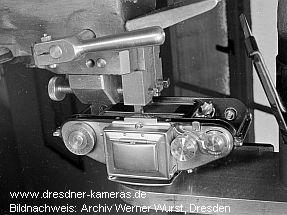 Hobeln der Filmgleitbahn einer Exakta Varex, sp�ter wurden die Gleitbahnen gefr�st