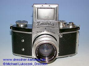 Kine Exakta II #649592, Frontplatte oben ohne Randwulst und mit Gewindebuchse �ber den Blitzbuchsen