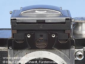 Kine Exakta II #672667 (A&R Version 3), nach Abnahme der Frontplatte ist die Wechselm�glichkeit des Lichtschachtes erkennbar