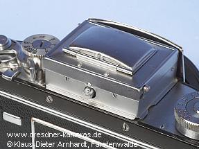 Kine Exakta II #672667 (A&R Version 3), nach Abnahme der Frontplatte ist die Wechselm�glichkeit des Lichtschachtes erkennbar