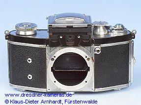 Kine Exakta II #672667 (A&R Version 3), nach Abnahme der Frontplatte ist die Wechselm�glichkeit des Lichtschachtes erkennbar