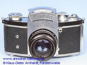 Kine Exakta II , Frontplatte oben mit Randwulst aber ohne Gewindebuchse �ber den Blitzbuchsen