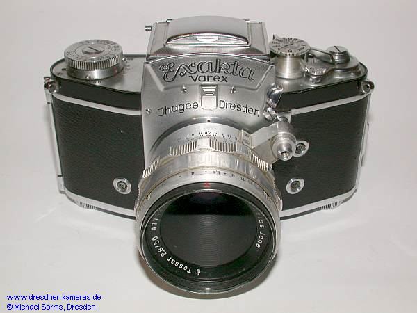 Exakta Varex VX #816936 mit Tessar 2,8/50 und drei genormten Blitzbuchsen (so genannte �bergangsvariante zur Exakta Varex IIa 1956); Kameras mit niedrigeren Seriennummern geh�ren zu zahlreichen Werksumbauten der Vorversionen