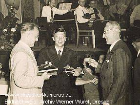 �bergabe der vergoldeten Varex VX im Jahr 1952 an Max Rockstroh und Willy Teubner