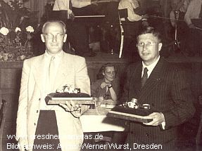 �bergabe der vergoldeten Varex VX im Jahr 1952 an Max Rockstroh und Willy Teubner