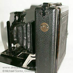 Ihagee-Photoklapp Viktor 520, fr�hes Modell mit zentral angeordnetem Brillantsucher und noch ohne Rahmensucher