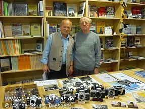 Lothar Quaas und Herbert Blumtritt am Tisch mit alten �Kamerasch�tzchen� und zahlreichem Informationsmaterial