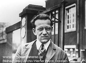 Karl N�chterlein am Haupteingang des alten Ihagee-Geb�udes auf der Schandauer Str. 24