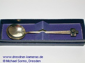 Silberl�ffel mit einer Exakta-Kamera