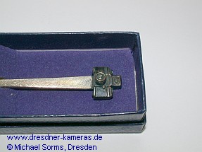 Silberl�ffel mit einer Exakta-Kamera