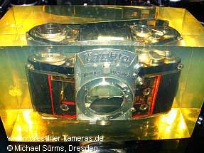 in Epoxidharz eingegossene Exakta Varex IIa (Anfertigung durch einen Sammler)