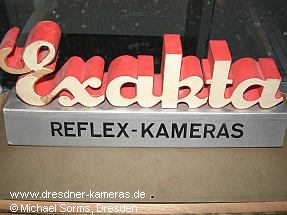 Werbeschriftzug aus Pappe f�r Fachgesch�fte �Exakta-Reflex-Kameras�
