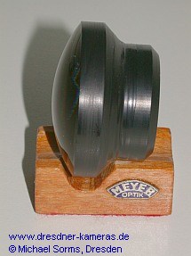 gekittetete Objektivlinse auf einem Holzst�nder mit Meyer-Logo (Anfertigung durch einen Sammler)