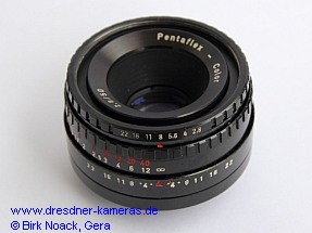 Pentaflex Color 2,8/50 (M42 Automatik), Namensvariante des Meyer Domiplan 2,8/50; hier mit roter Feet-Skala und schwarzen Einstellringen.