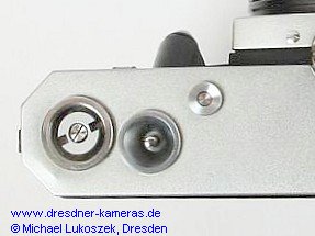 Pentacon super - Anschluss f�r Elektromotor, R�ckspulausl�seknopf und Bodenausl�ser am Kameraboden