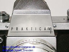 Praktica IV - seltene (Werks-)Variante mit Strichgravur (alle Kameras sind mit �Praktica V� bedruckt, der Strich f�r die �IV� wurde wie die Dekorstriche nachgraviert)