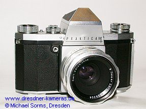 Praktica IV - seltene (Werks-)Variante mit Strichgravur (alle Kameras sind mit �Praktica V� bedruckt, der Strich f�r die �IV� wurde wie die Dekorstriche nachgraviert)