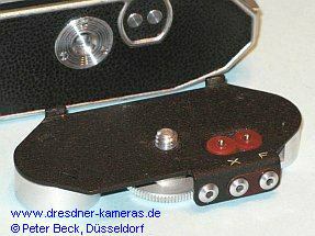Praktica (1951) - Adapter f�r Blitzkontakte am Kameraboden