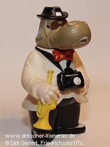 Dresdner Dixieland-Maskottchen �Dixie� als Werbefigur mit umgeh�ngter Praktica-Kamera
