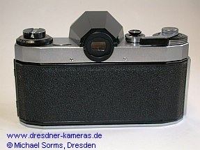 Praktica nova B - mit schwarzer Prismenkappe der Pentaflex SL bzw. Porst reflex; Pentaconturm und G�tezeichen fehlen am Boden der Frontplatte