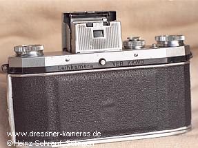 Praktica mit angegossenen Trage�sen - Leihkamera mit Gravur der sp�teren Kamera- und Kinwerke Dresden (KKWD)