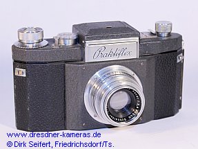 Den Zubeh�rschuh dieser Praktiflex Version 6 k�nnte man in Verbindung mit einem Blitzanschluss bringen, hier wurde aber offenbar nur ein zus�tzlicher Sucher aufgesteckt.