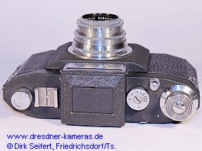 Den Zubeh�rschuh dieser Praktiflex Version 6 k�nnte man in Verbindung mit einem Blitzanschluss bringen, hier wurde aber offenbar nur ein zus�tzlicher Sucher aufgesteckt.