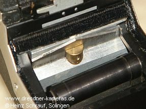 Praktina 17-m-Kassette mit Filmabschneidemesser - Messer eingedr�ckt