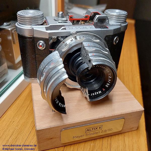 Altix V (Version 1) #72.380 - Schnittmodell 12 (2007); 2022 wurde ein Objektivschnitt und die Anordnung auf einer beschrifteten Grundplatte erg�nzt